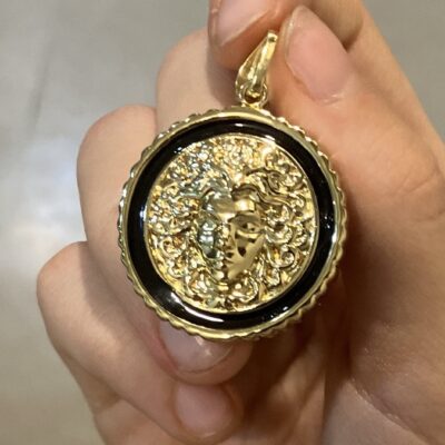 آویز ورساچه 2/61گرمی نمادار (ثبت سفارش این محصول بدون هماهنگی قبلی با واتساپ پشتیبانی 09001015533 موجه نمی باشد)